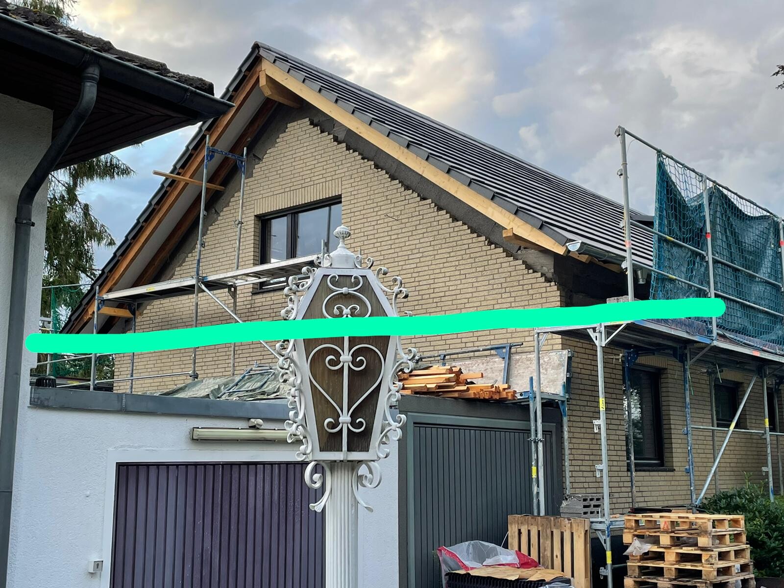 Hausbaustelle mit Gerüst und Backsteinfassade am Rohbau