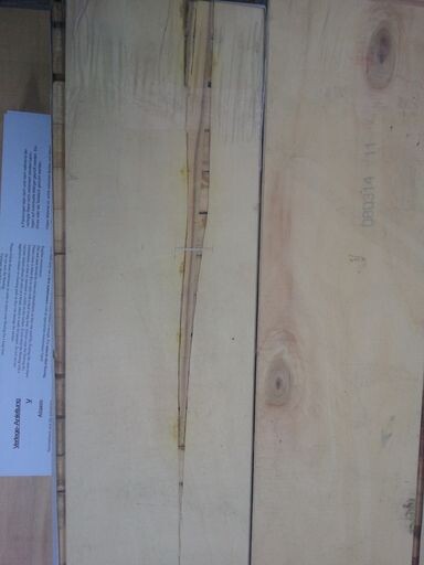 Holzplatten und Bauholz im Baumateriallager für Rohbauarbeiten