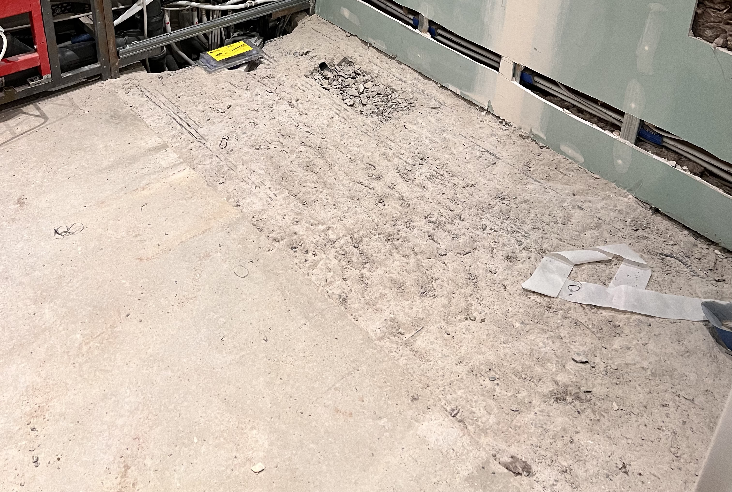 rohbau-innenausbau-baustelle-bauschutt-gruene-trockenbauwand.png
