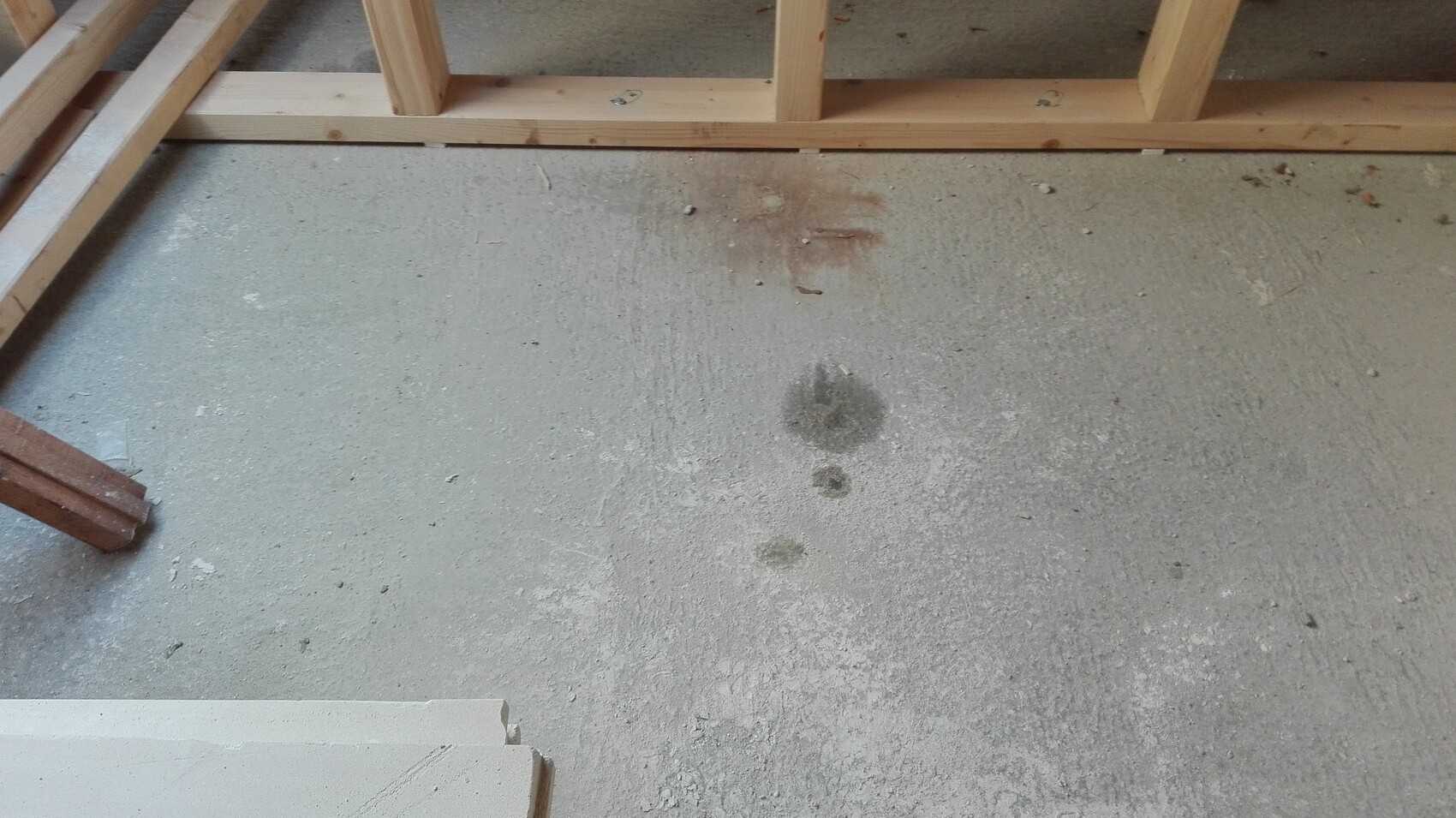 Baustellenboden aus Beton mit Holzrahmenkonstruktion im Innenbereich