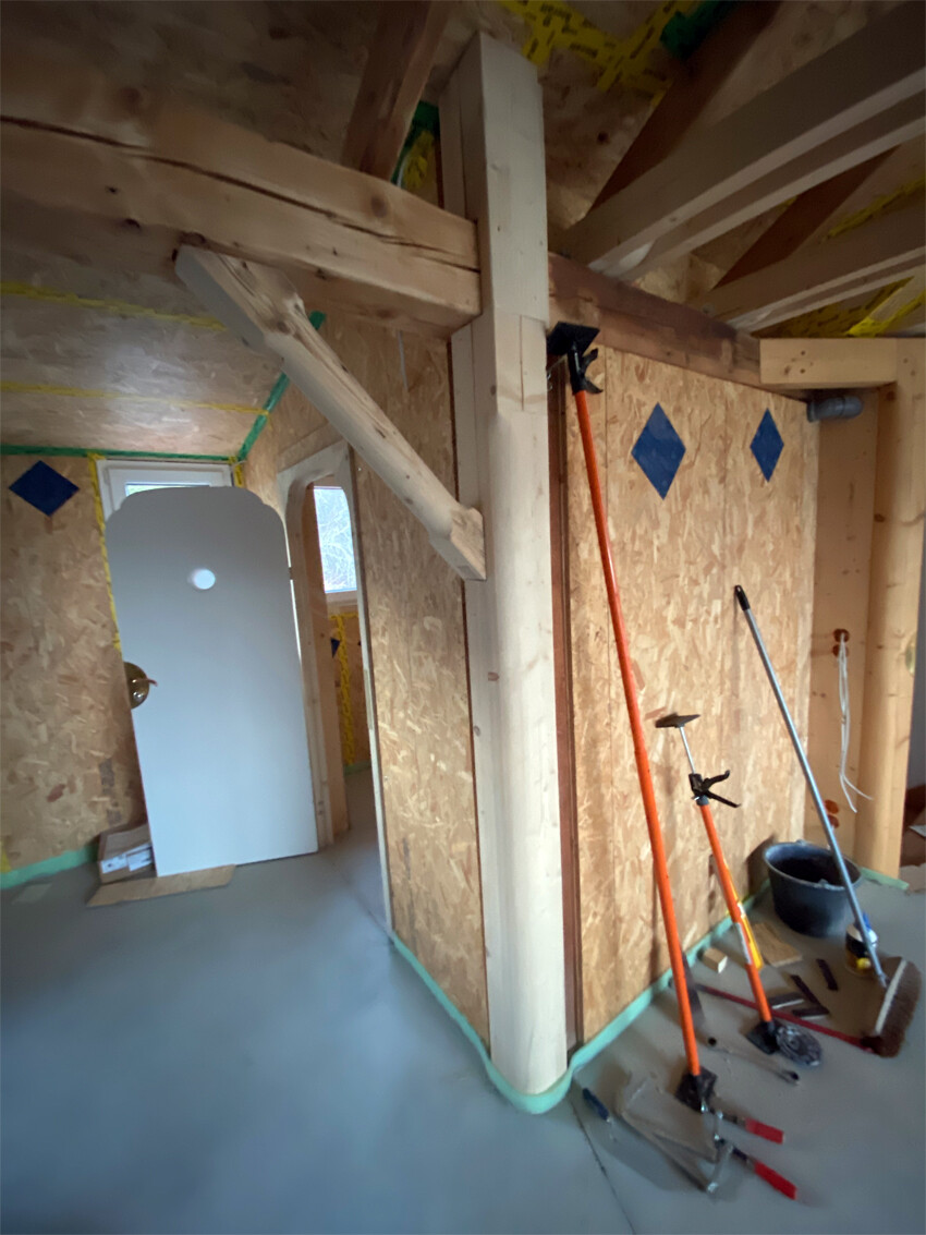 Rohbau-Innenraum mit Holzständerwerk OSB-Wandplatten und Bauwerkzeugen