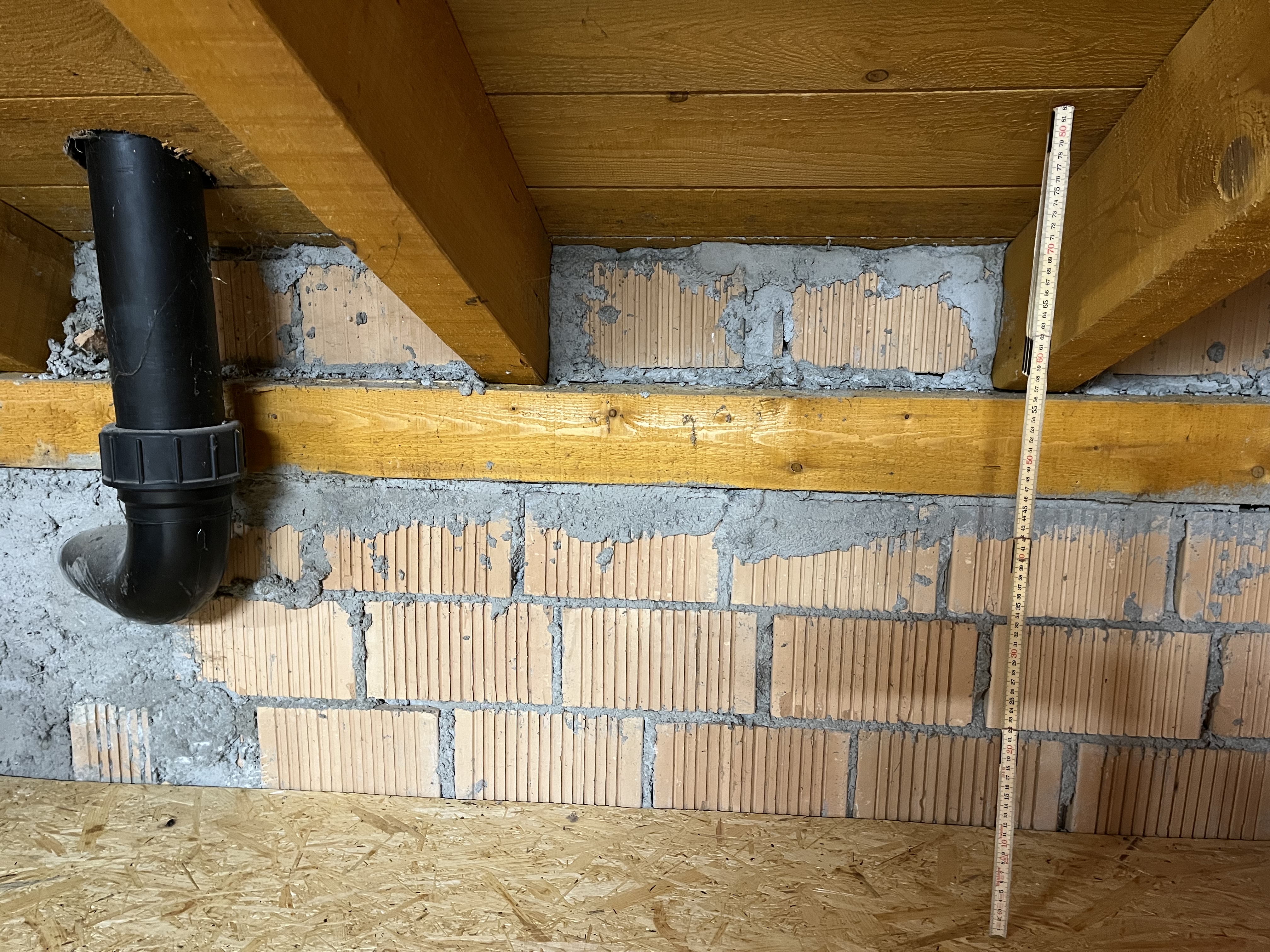 rohbau-keller-wand-mauerwerk-balken-abflussrohr-system.jpeg