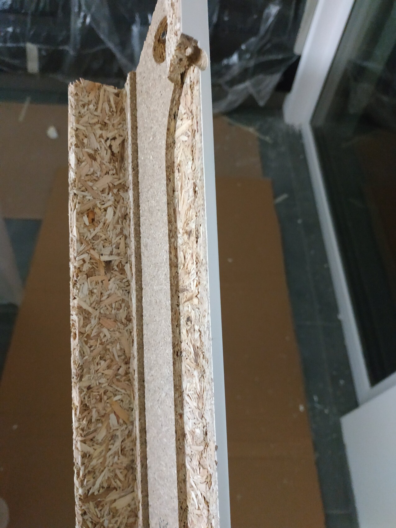 Detail einer OSB-Bauplatte im Rohbau mit Kantenabschnitt