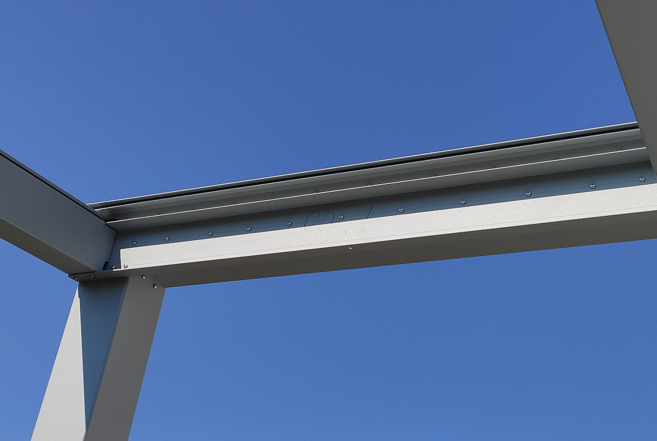Stahlträger und Stahlrahmen im Rohbau gegen blauen Himmel