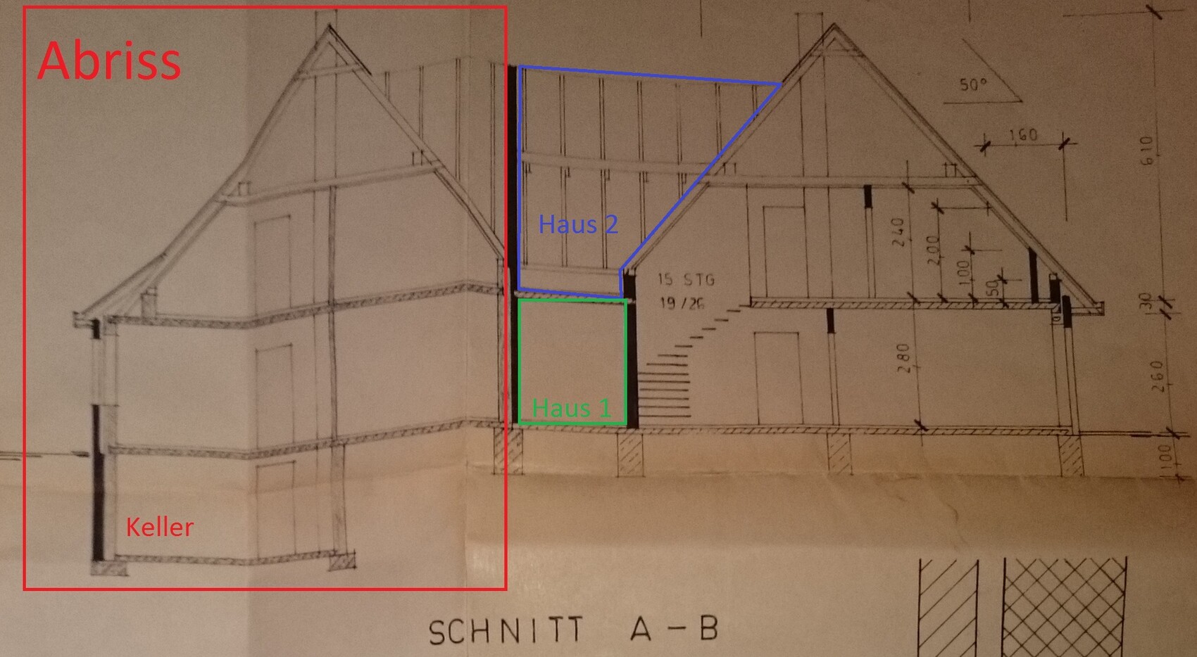Architektonischer Schnitt durch zwei Häuser mit Kellern, Treppen und Dachkonstruktion sichtbar.