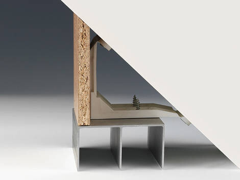 Architekturmodell eines Hauses im Querschnitt mit Holztragwerk und Betonfundament.