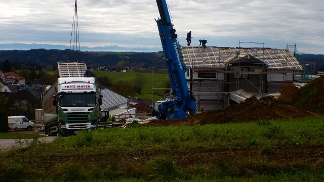 rohbau-und-fundament-auf-baufeld-mit-kran-und-arbeiter.jpg