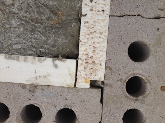 Betonblöcke mit Löchern und Mörtel auf Baustelle