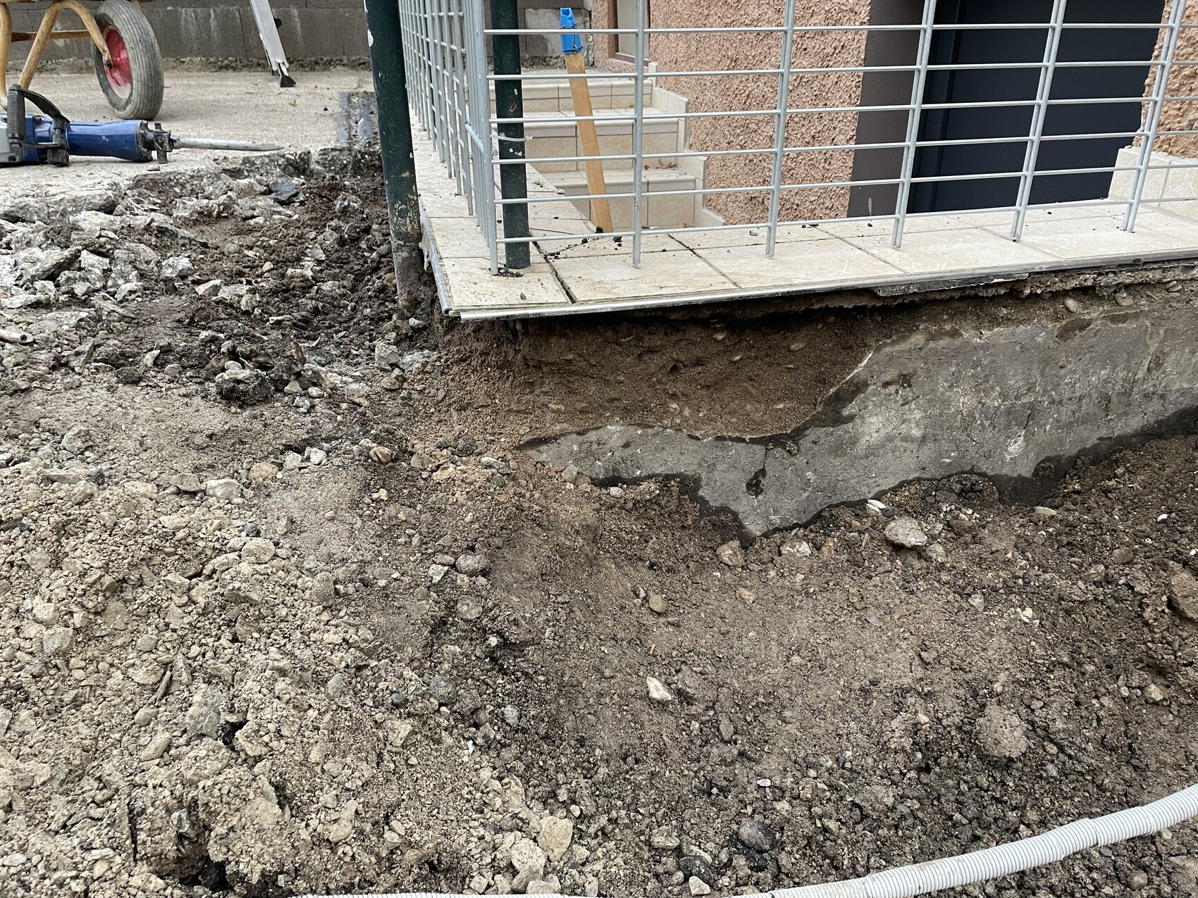 rohbau-und-fundament-baugrube-terrassenbereich.jpeg
