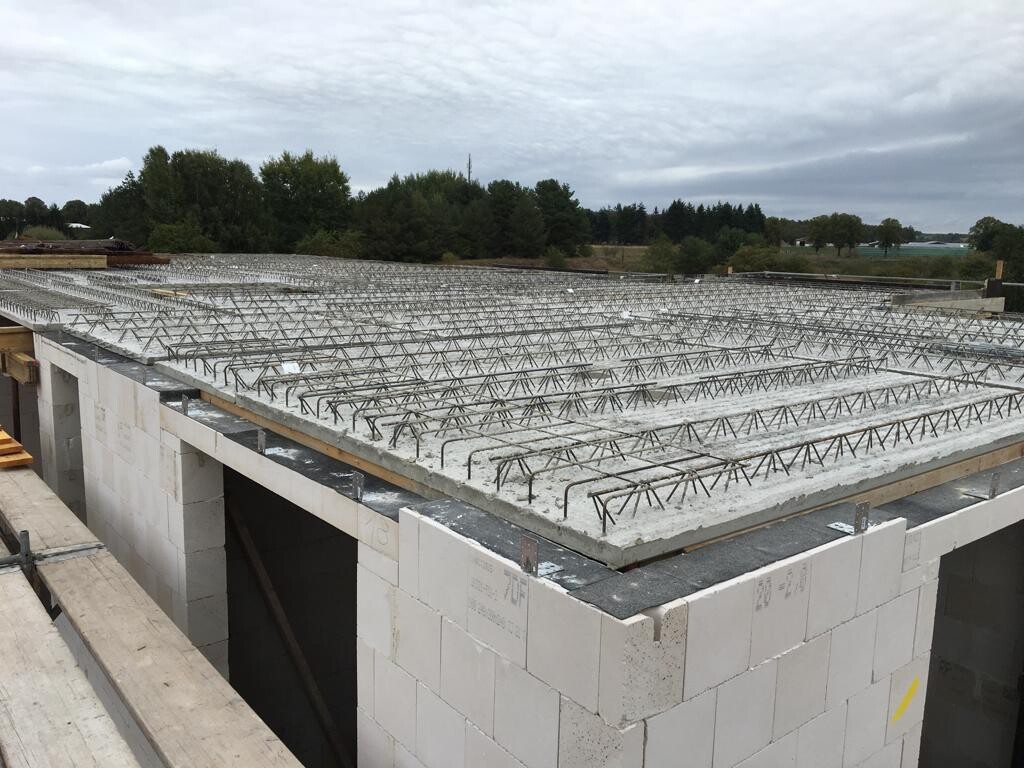 Konstruktionsbaustelle mit Betonwänden und Bewehrungsstahl auf Fundament