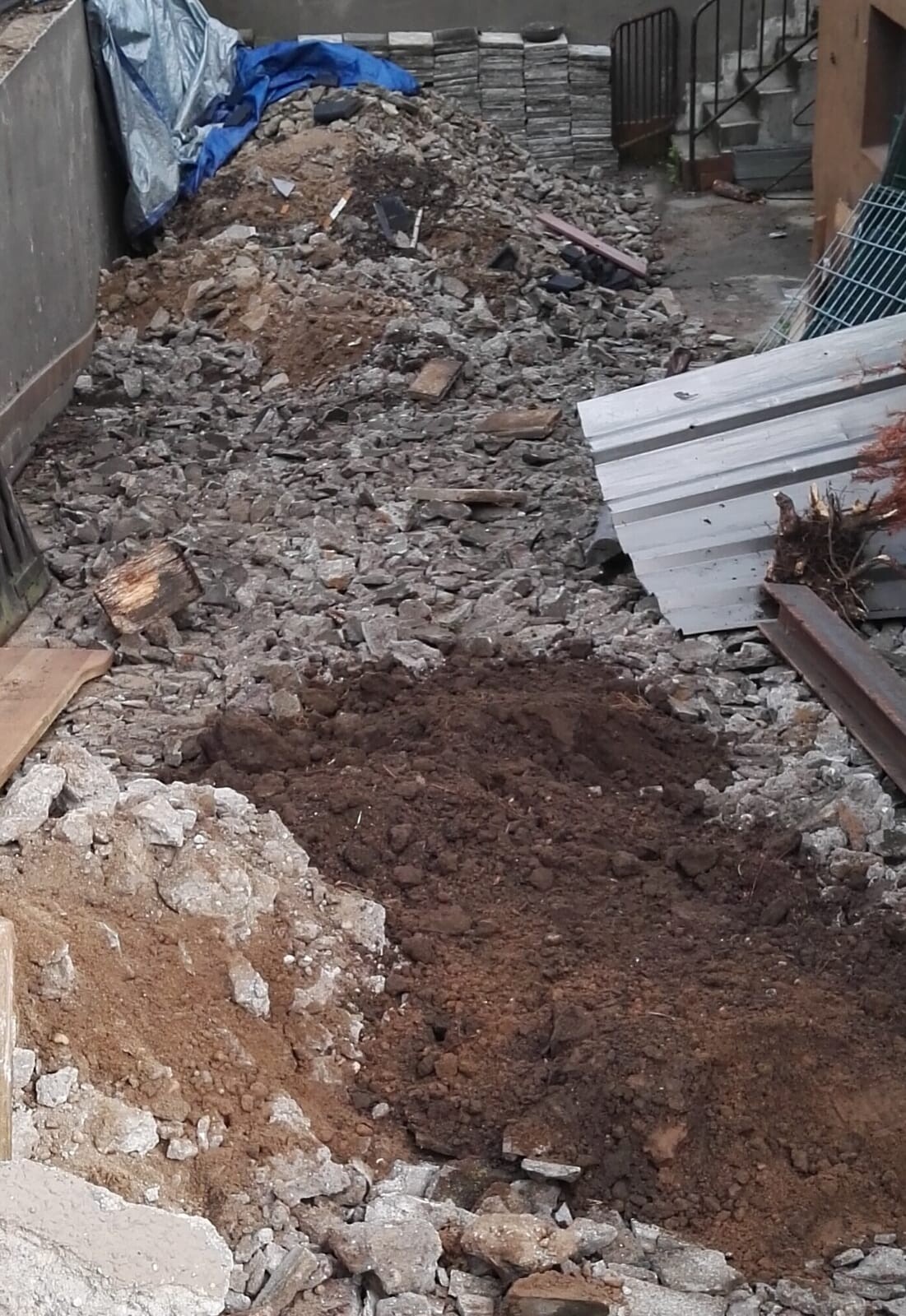 Baustelle mit Schutt, Erde und Baumaterialien auf offener Grundfläche