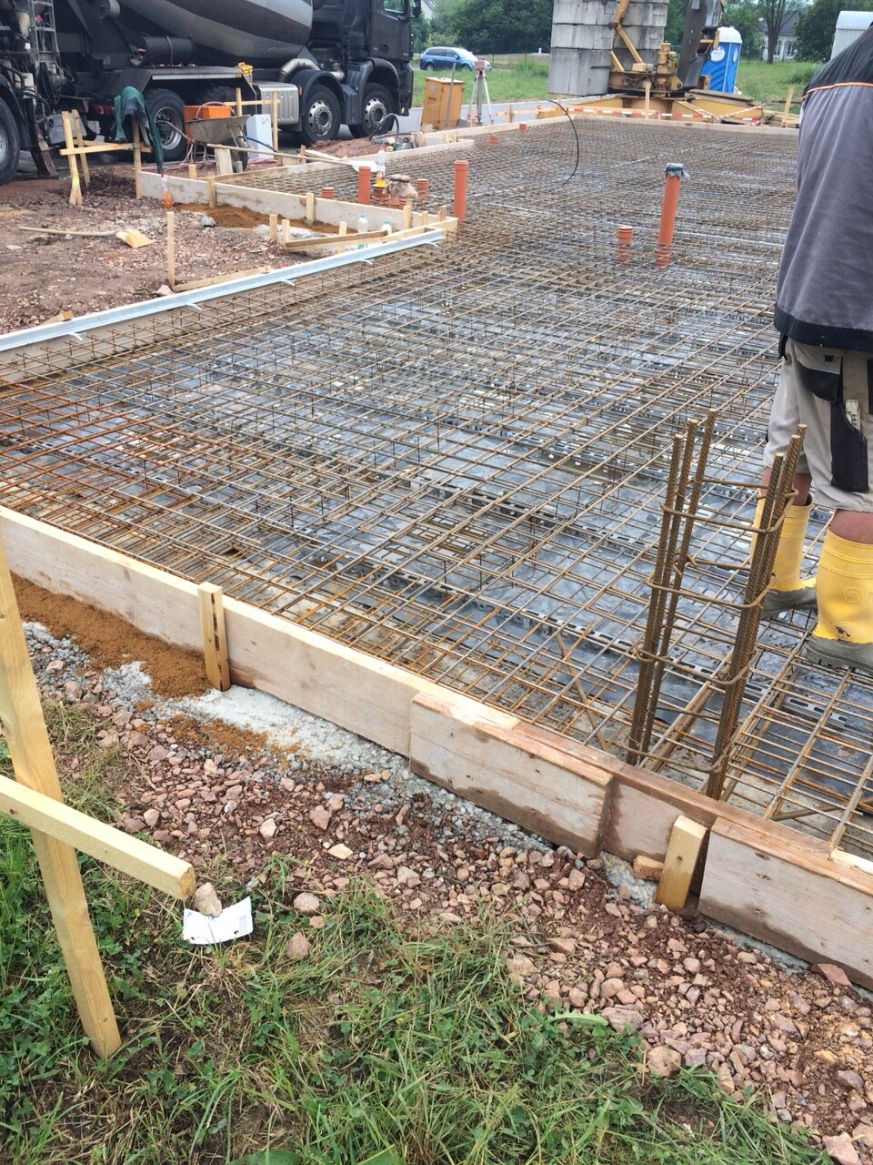 Bewehrte Fundamentplatte im Aufbau mit Stahlgitter und Holzformen