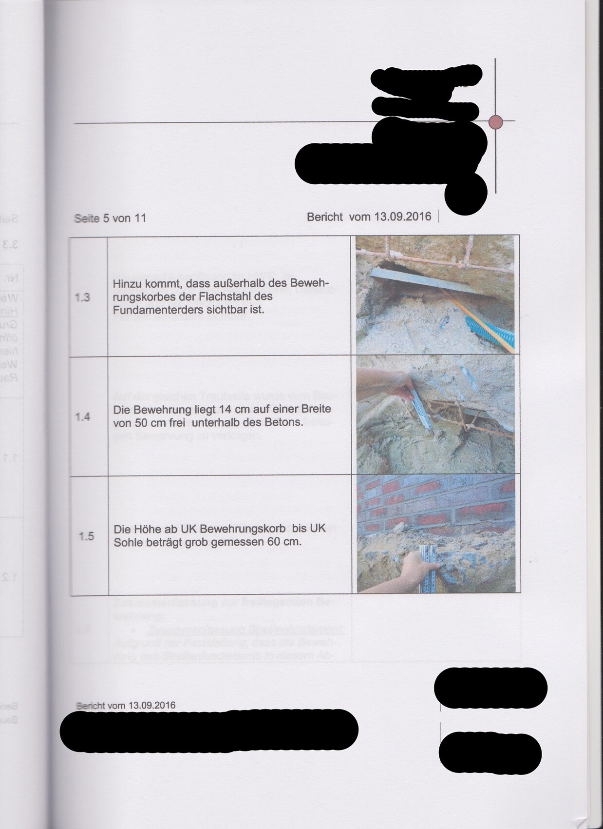 Bewehrung im Fundament sichtbar, Baugrube mit Wand und Beton
