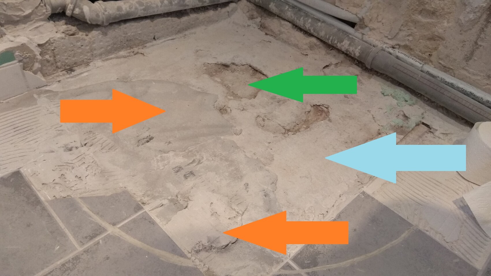 Rohbau-Boden mit Staub, Bruchteilen und Rohrleitungen im Baubereich