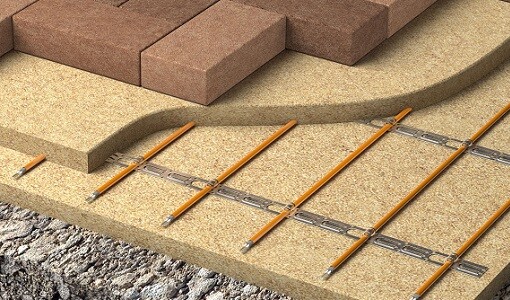 Dämmplatten, Bewehrung und Estrichvorbereitung in einer Bodenkonstruktion auf der Baustelle.