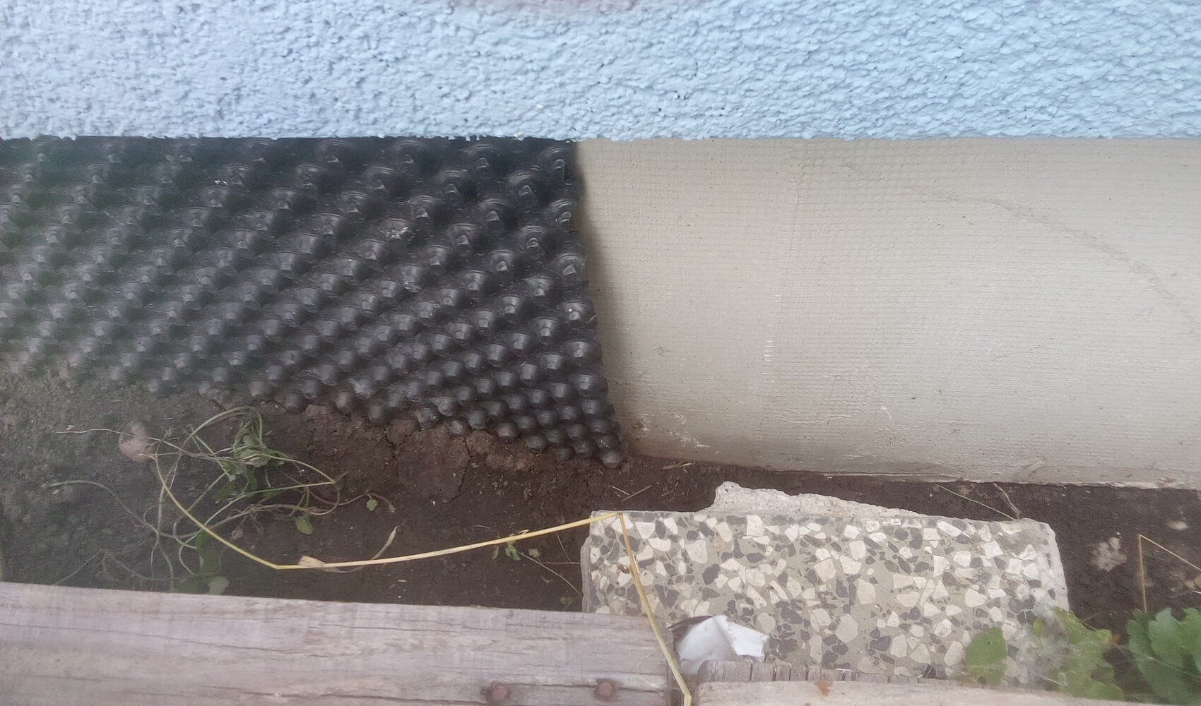 Außenwandfundament mit Drainagematte, Erdreich sichtbar