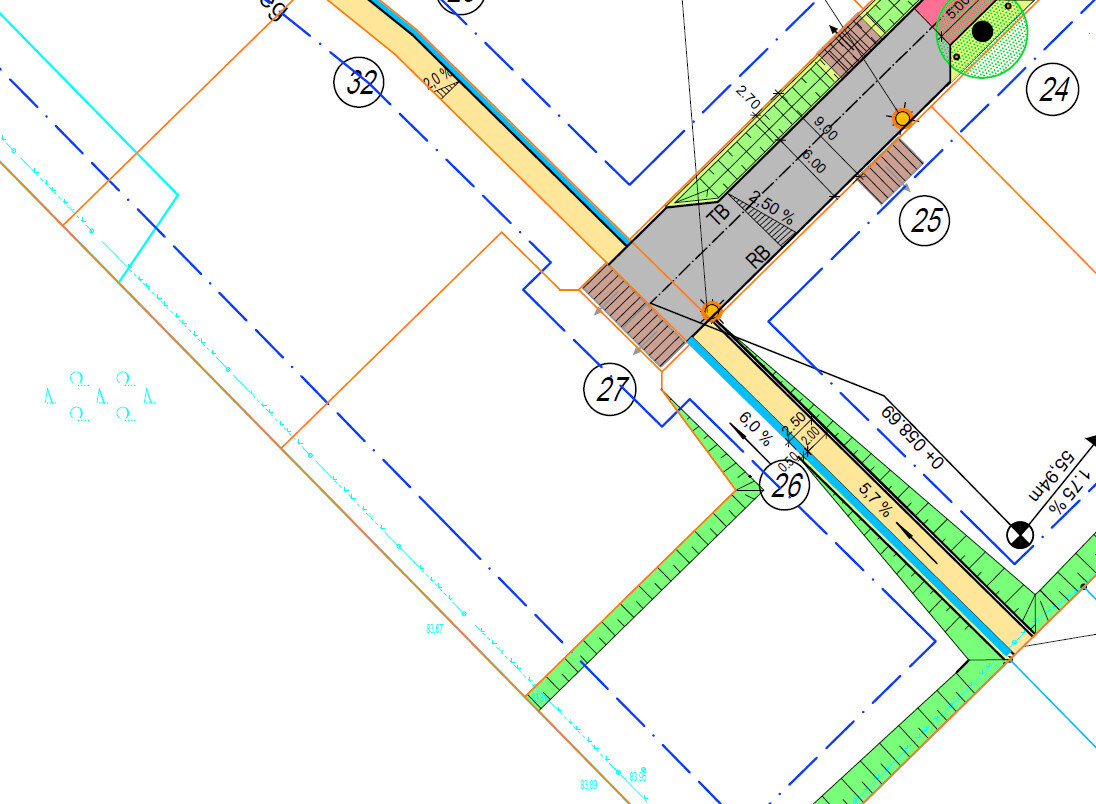 Technischer Grundrissplan mit Fundamentlayout, Maßen und farbigen Linien