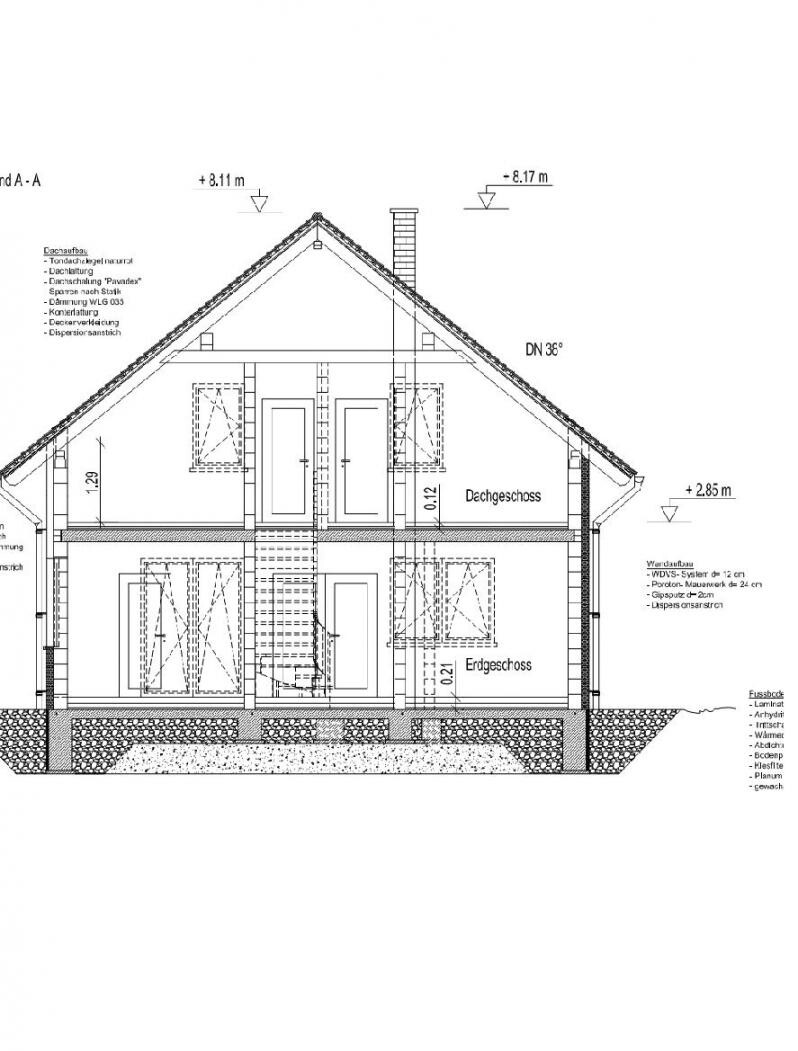 Querschnitt durch ein zweigeschossiges Haus mit Erd- und Dachgeschoss, Treppe, Türen und Fenstern.
