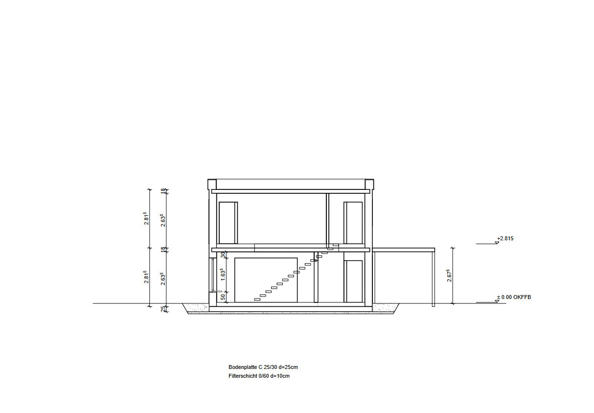 Schnittzeichnung eines zweigeschossigen Hauses mit Treppe, Fenstern und Fundamenten.