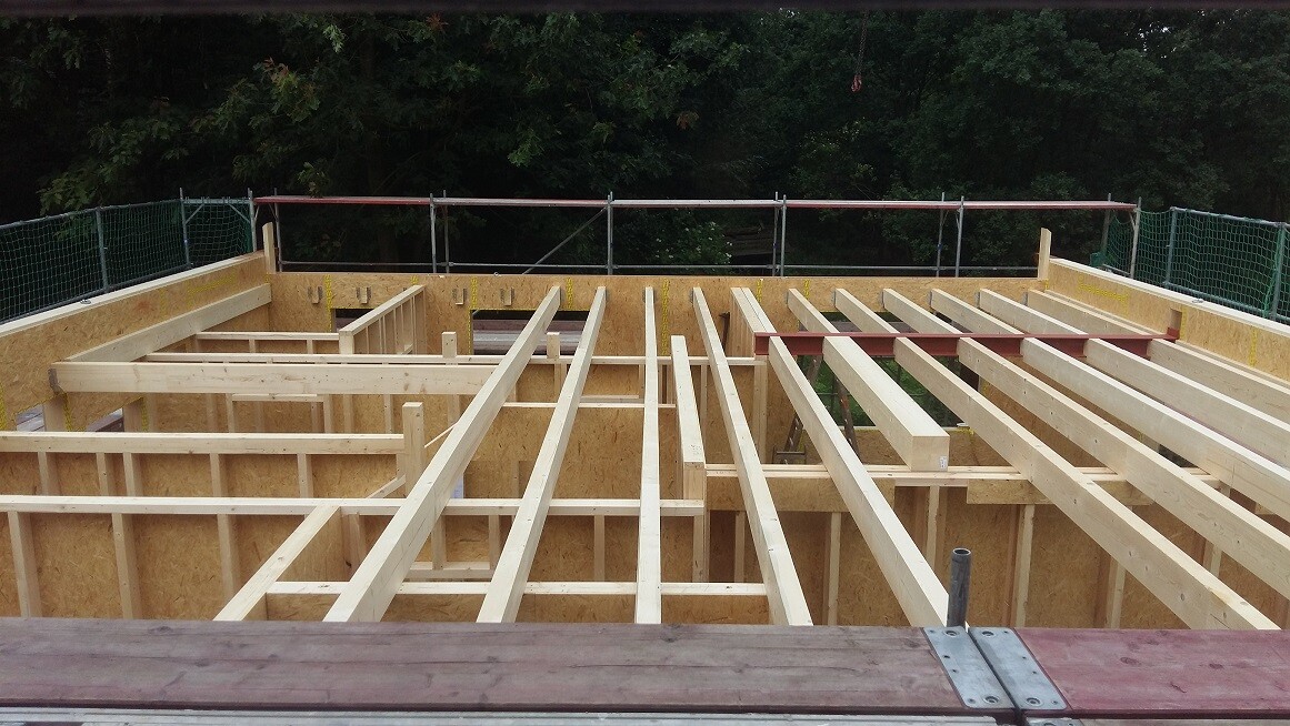 Holzrahmenbau auf Baustelle, Rohbaukonstruktion aus Balken und OSB-Platten