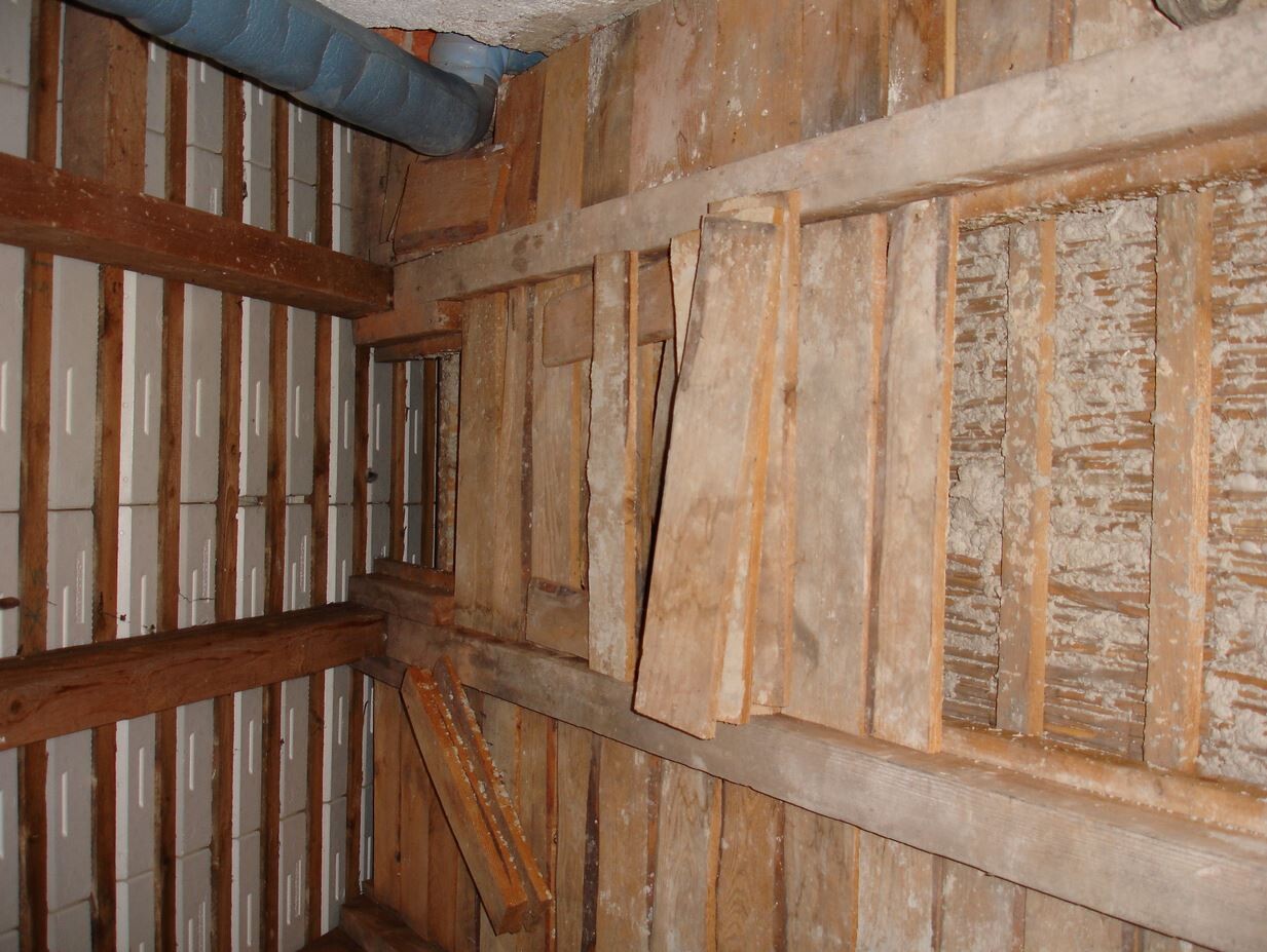 Sichtbarer Rohbau mit Holzrahmenkonstruktion und Bauelementen im Bauzustand