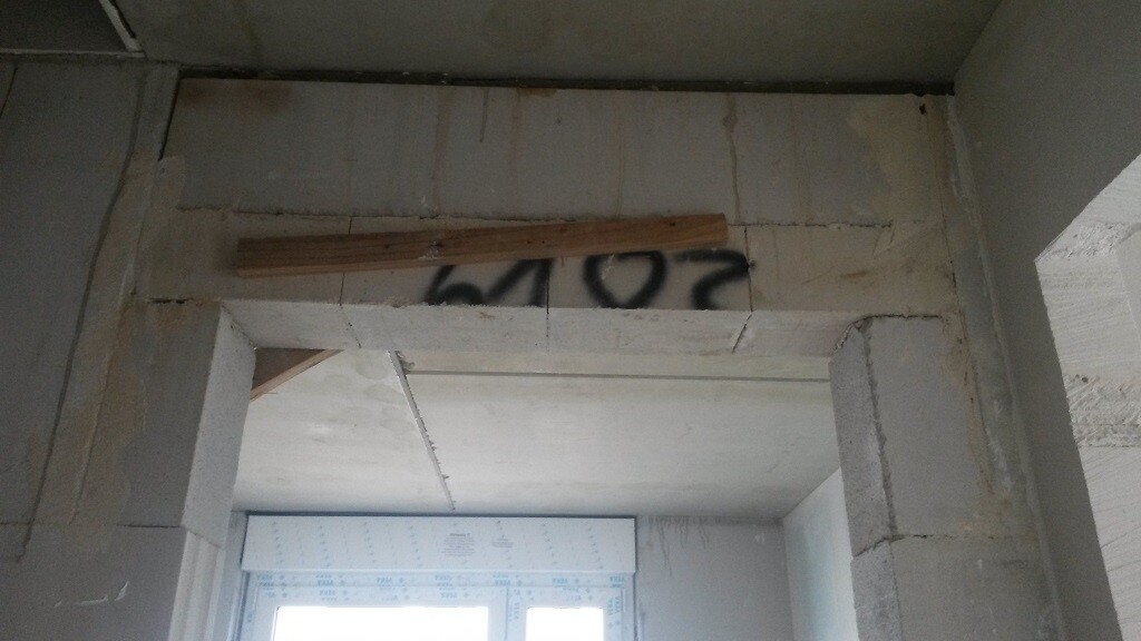 Rohbau Innenraum einer Baustelle mit Betonwänden und Türdurchgang
