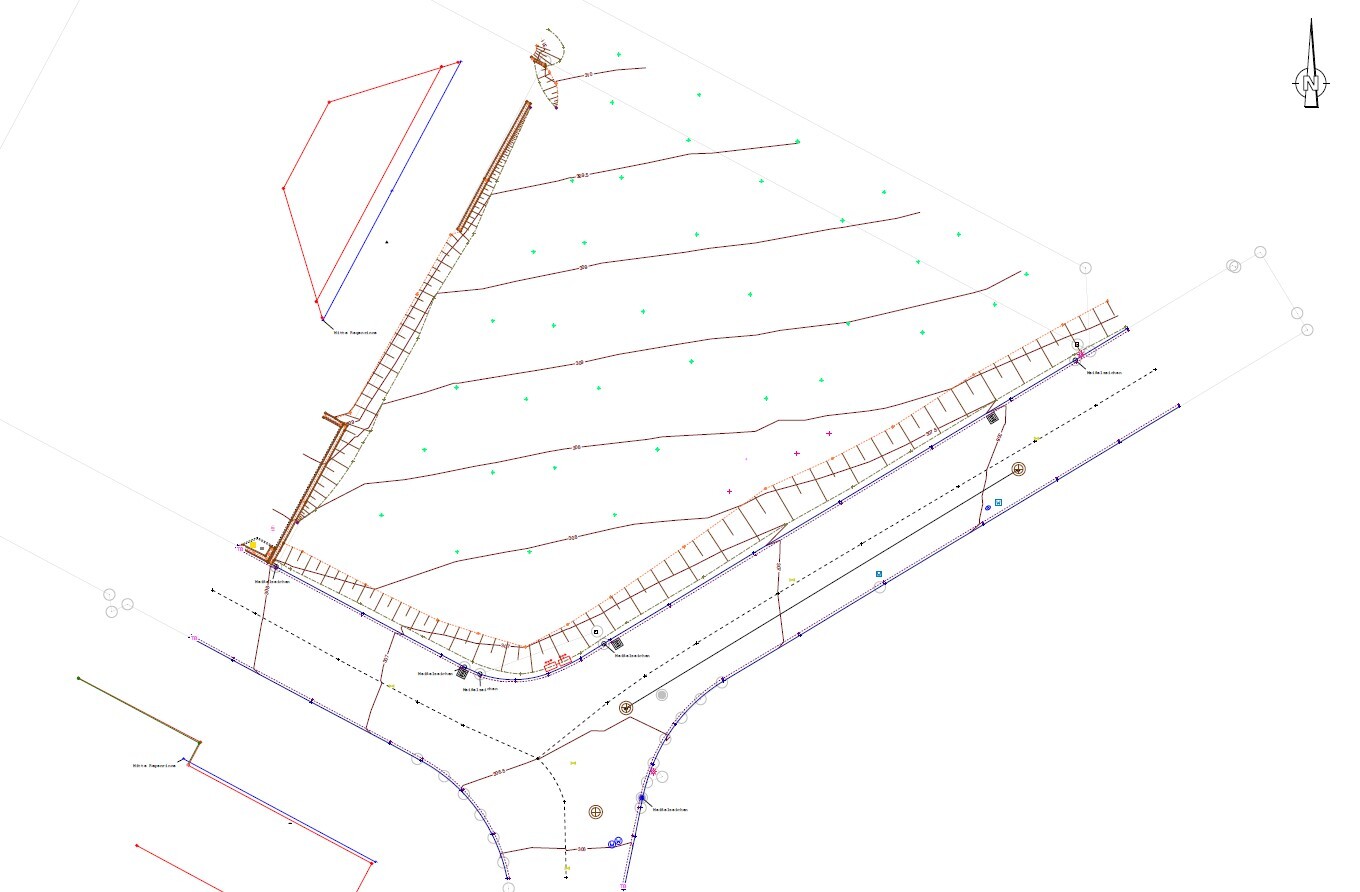 Technischer Bauplan mit Straßenverlauf, Geländekonturen, Vermessungspunkten und Nordpfeil.