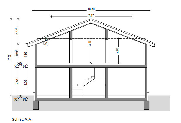 Schnitt A-A durch ein zweistöckiges Holzhaus mit Treppe, Balkenwerk und Dachstuhl.