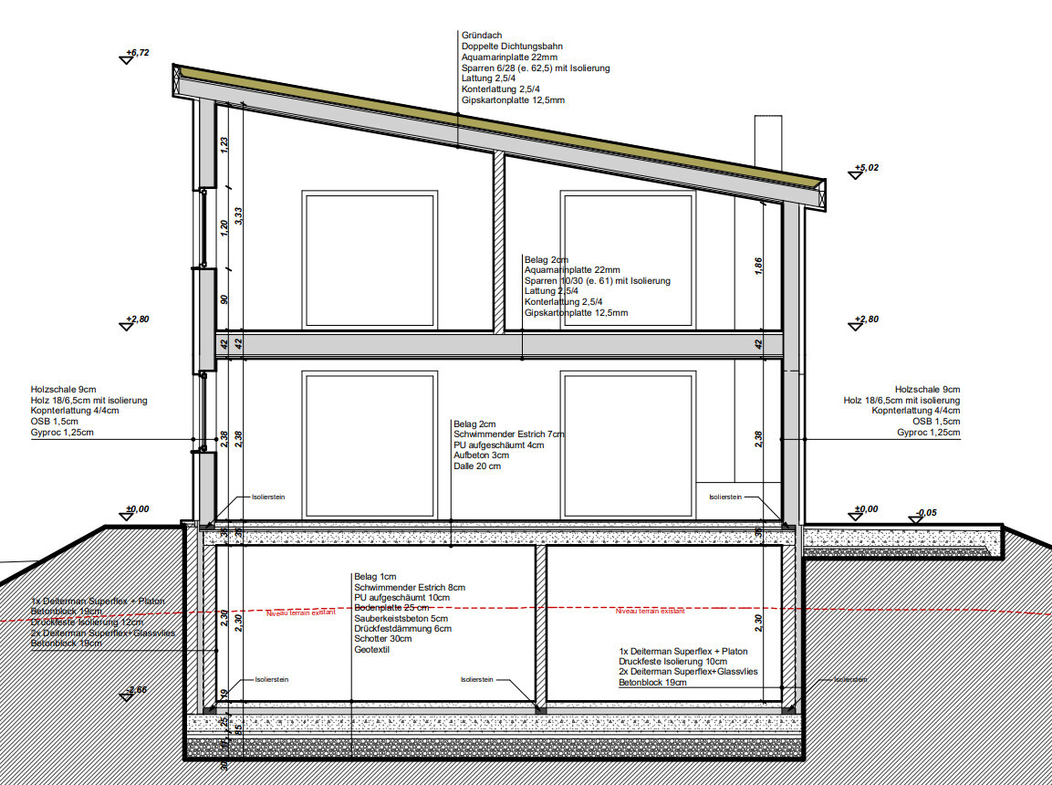 Technischer Querschnitt eines zweistöckigen Hauses mit Dach, Fenstern, Dämmung und Fundament.