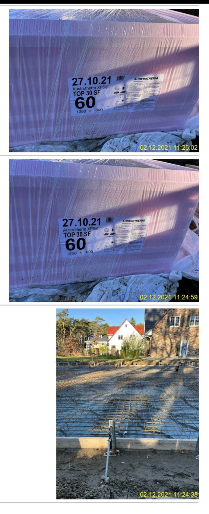 Baustellenszene: verpackte pinke Dämmplatten und Fundament mit Stahlbewehrung.