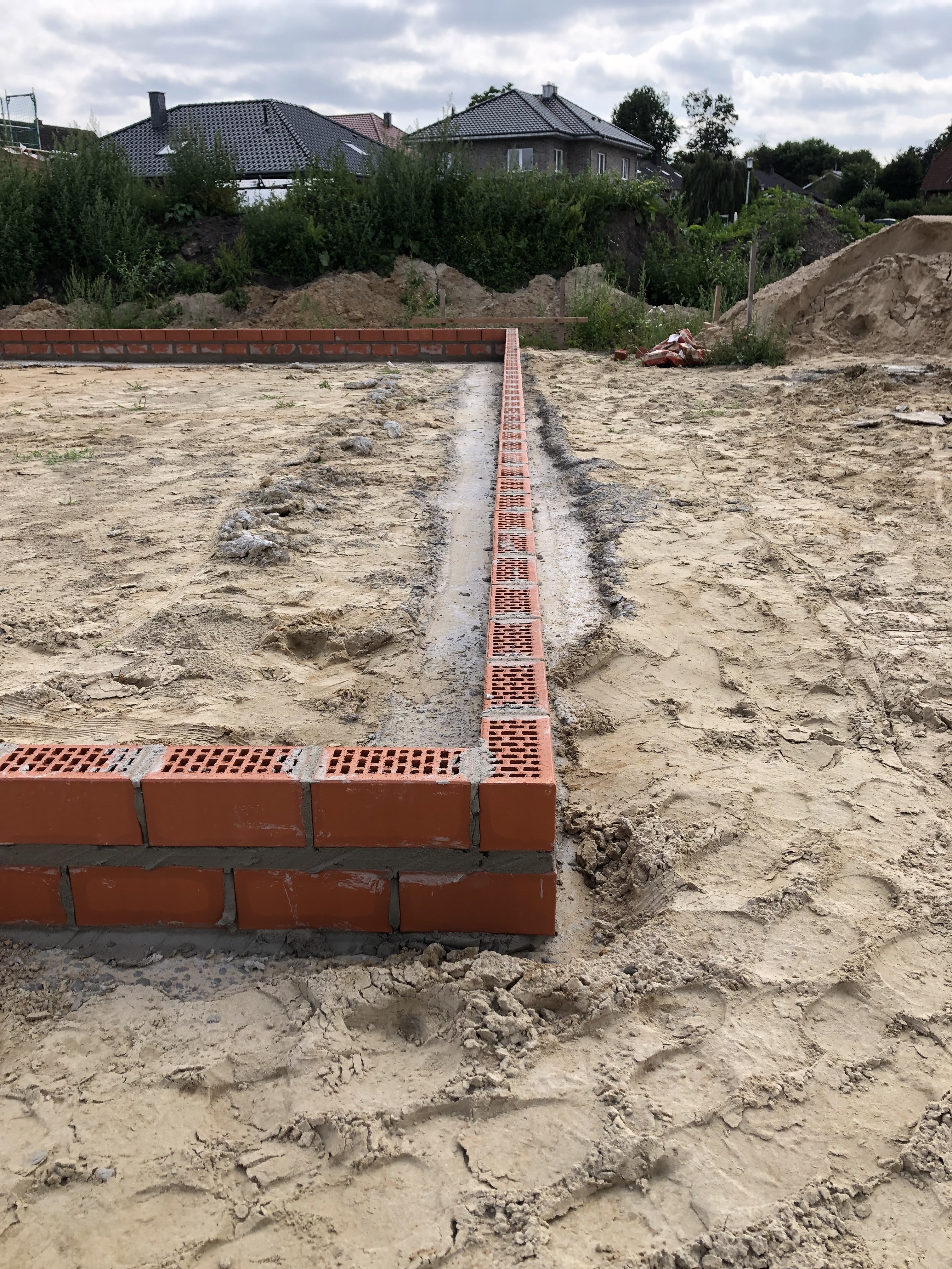 rohbau-und-fundament-steinmauer-bauplatz.jpeg