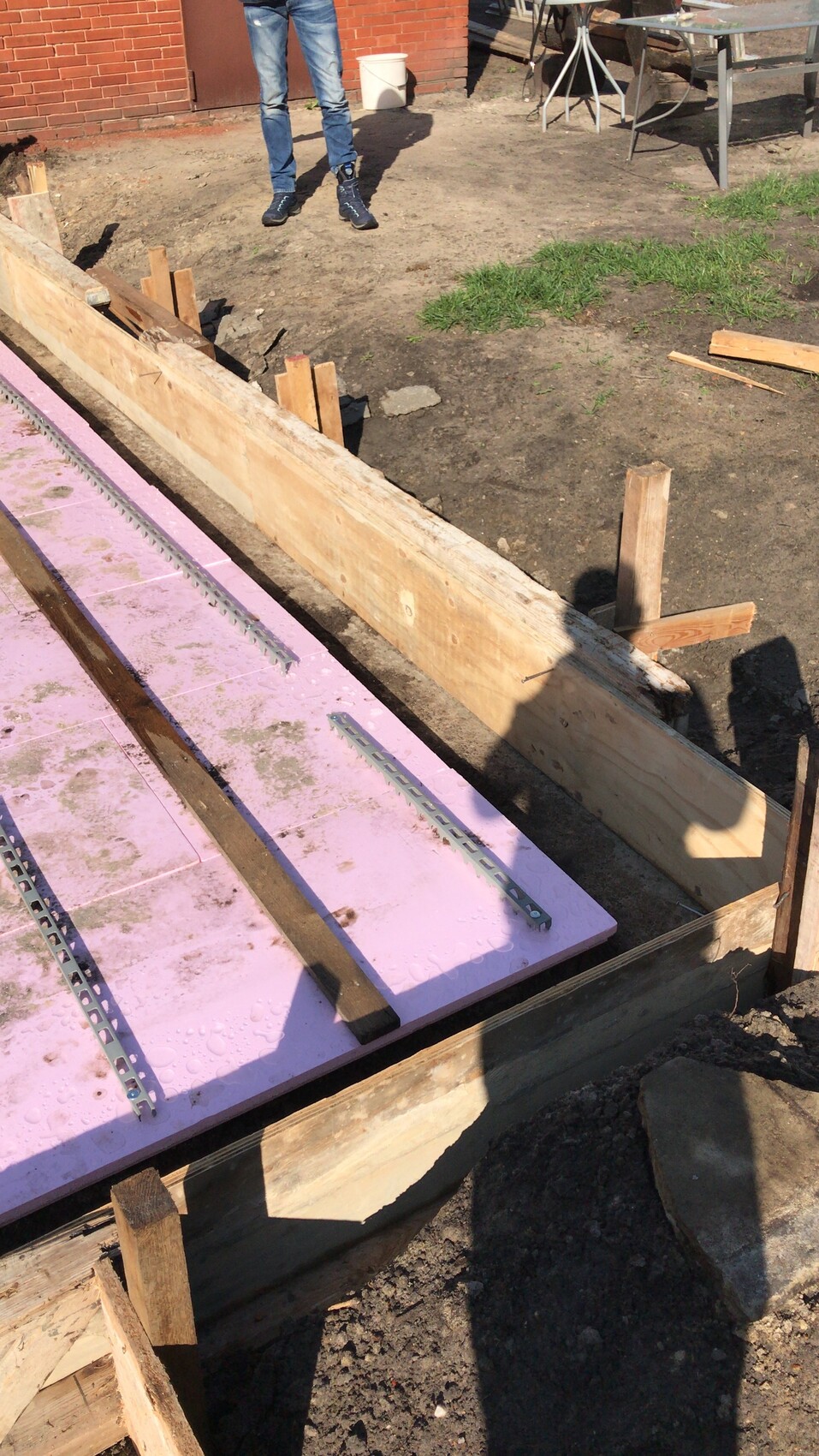 rohbau-und-fundament-unterkonstruktion-schalung-und-daemmplatten.JPG