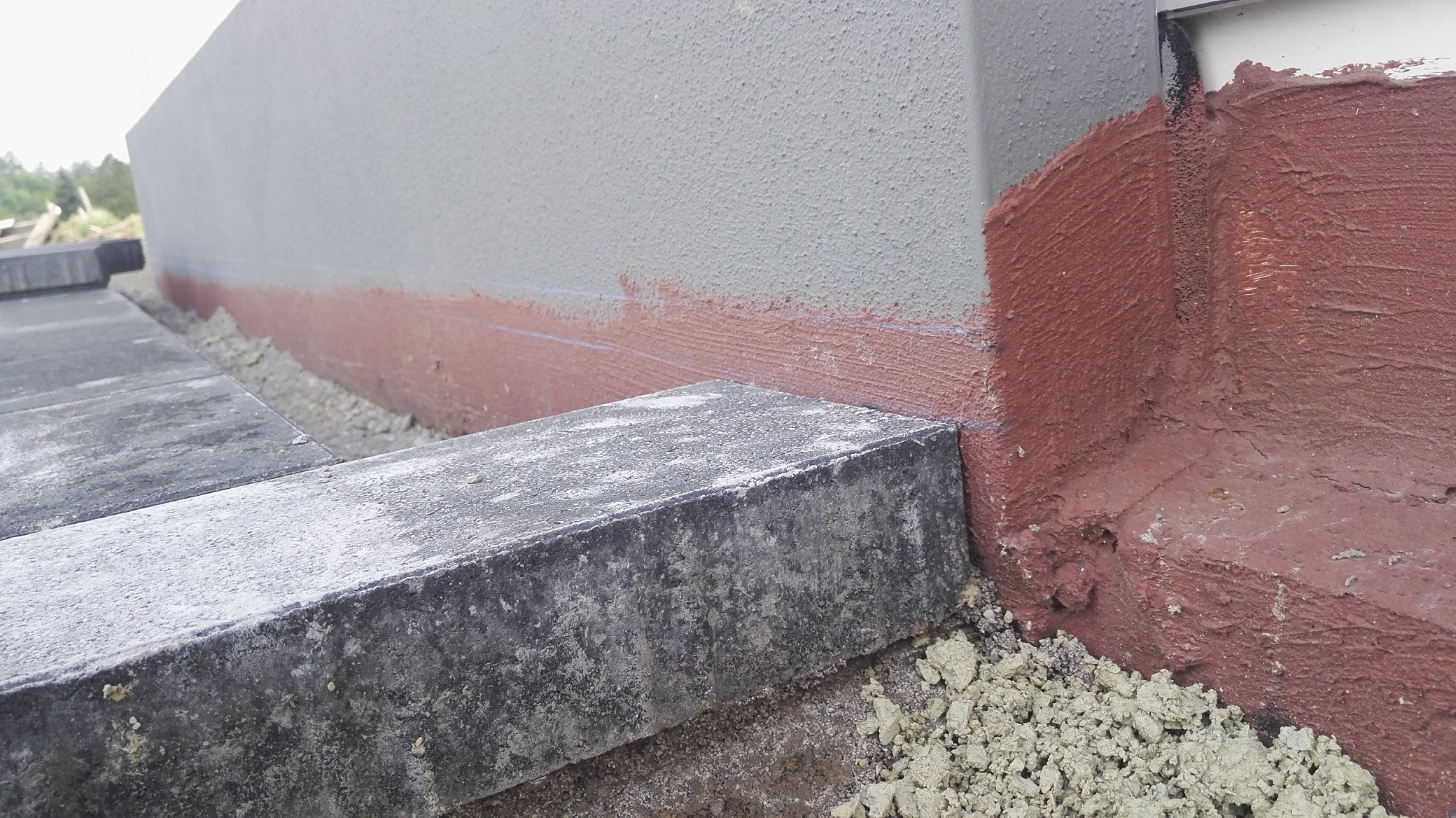 rohbau-und-fundament-wandfuß-rote-dichtschicht.jpg