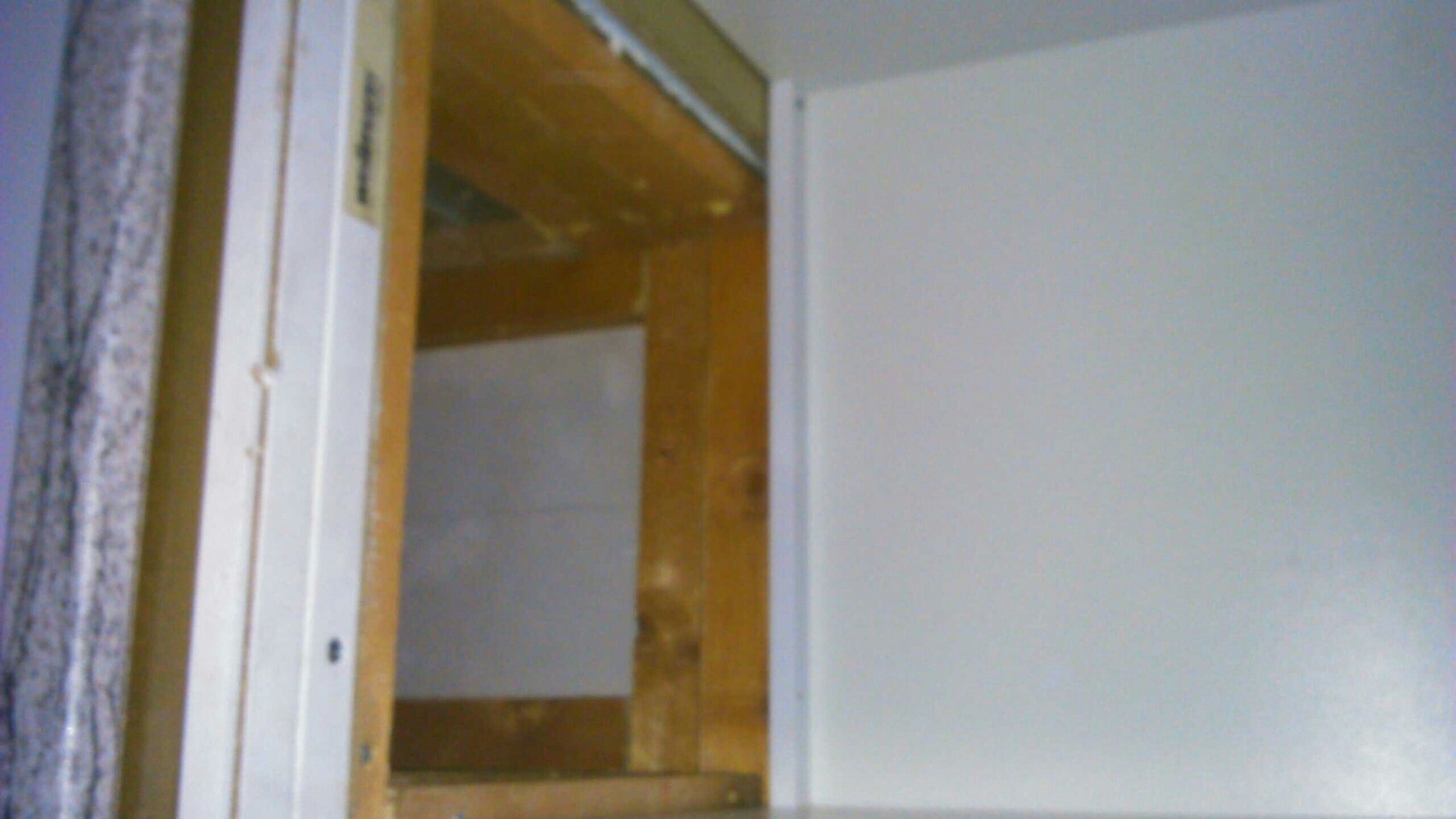 Innenraum mit Holz-Wandrahmen und Türdurchgang im Rohbau