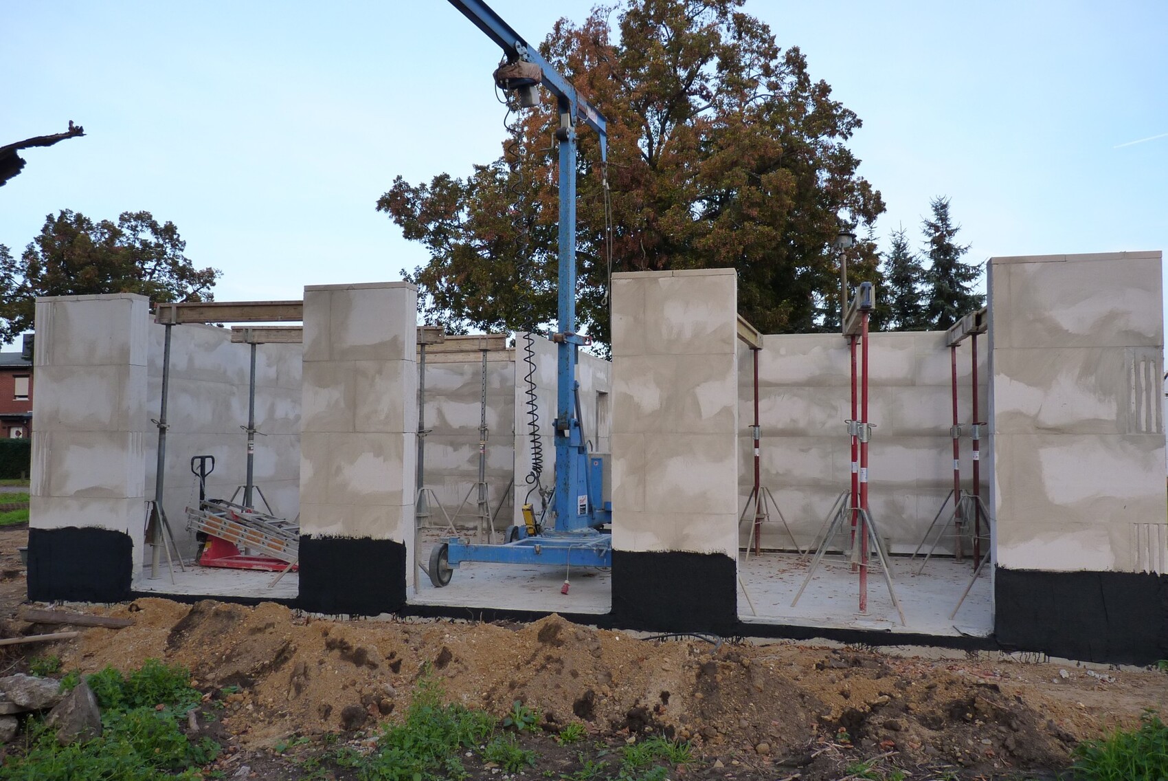 Rohbaufundamente aus Beton mit Baugerüsten auf einer Baustelle.