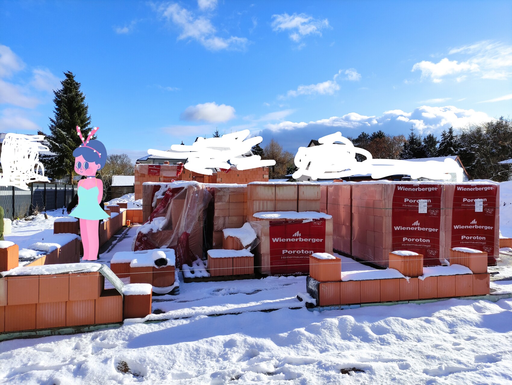 Baustelle im Schnee mit Ziegelstapeln; links eine bunte Zeichnung eines Mädchens.