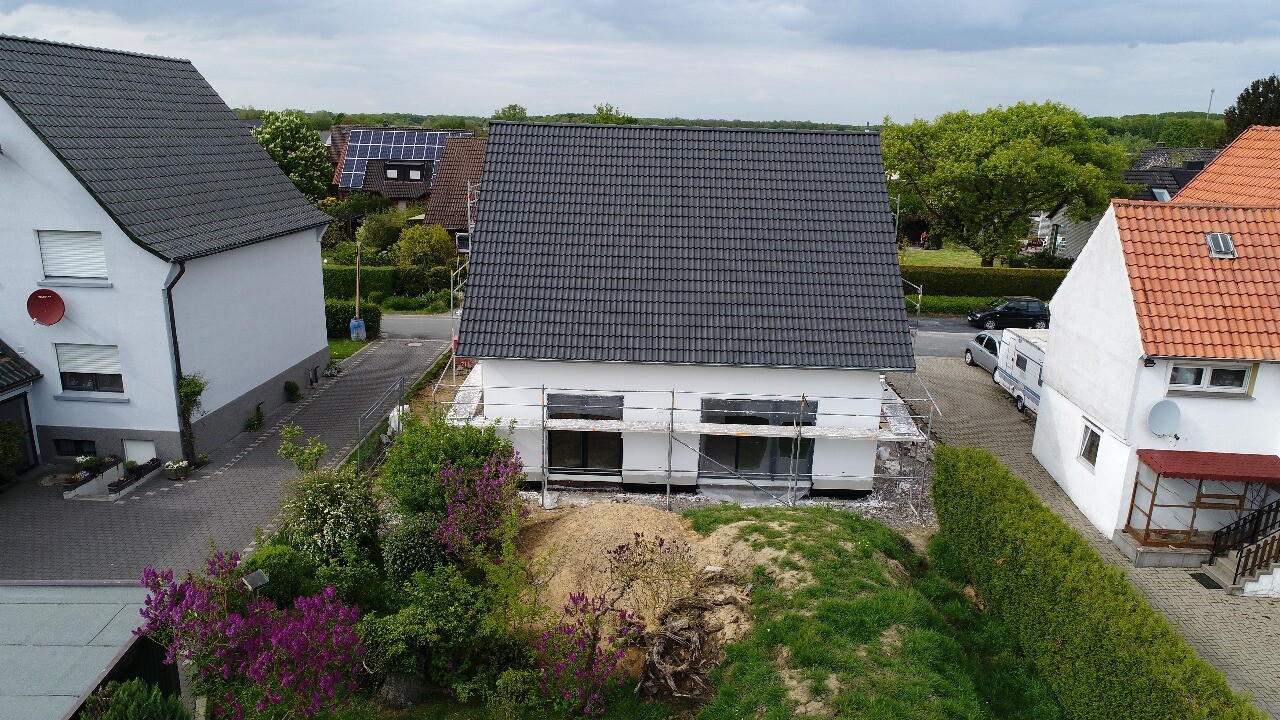 rohbau-und-fundament-wohnhaus-bauvorhaben-vorgarten.jpeg