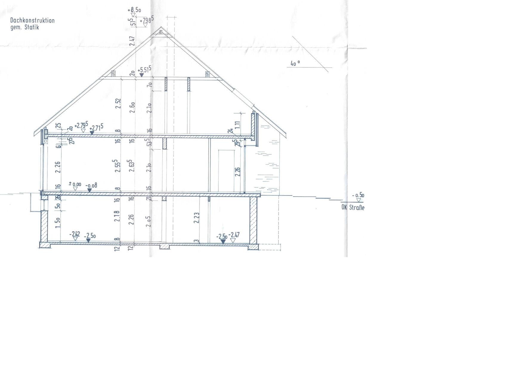 Querschnitt durch ein Haus mit Dachkonstruktion, drei Stockwerken und Maßen.
