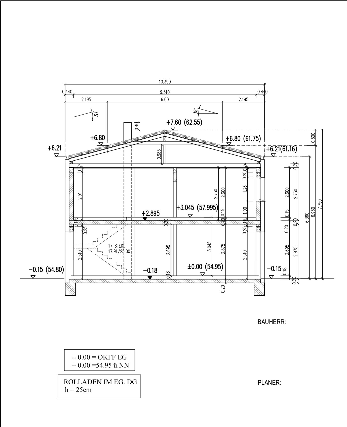 Technische Zeichnung eines Hausquerschnitts mit Dachgiebel, Treppe, Maßlinien und Fundament.