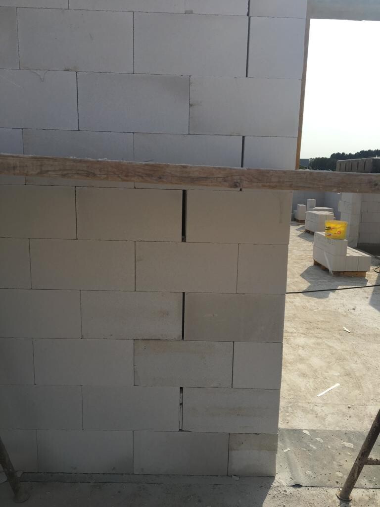 Rohbauwand aus Porenbetonblöcken auf einer Baustelle