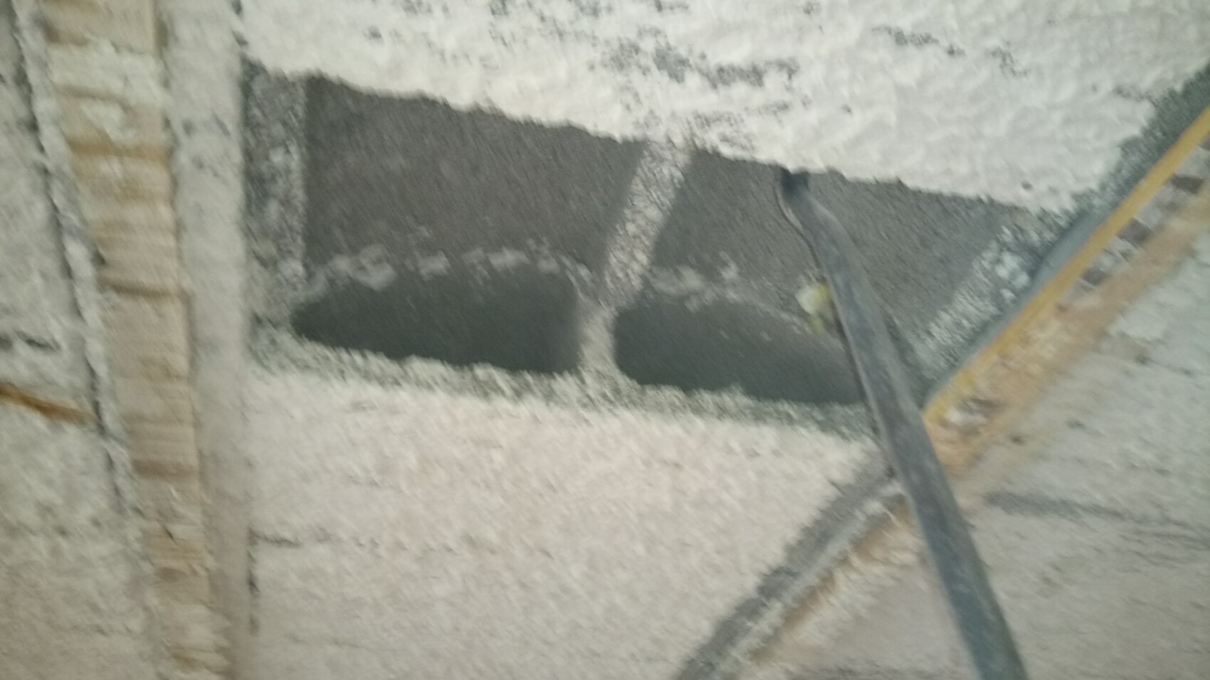 Rohbauwand mit rohem Mauerwerk, sichtbare Leitungen im Bau