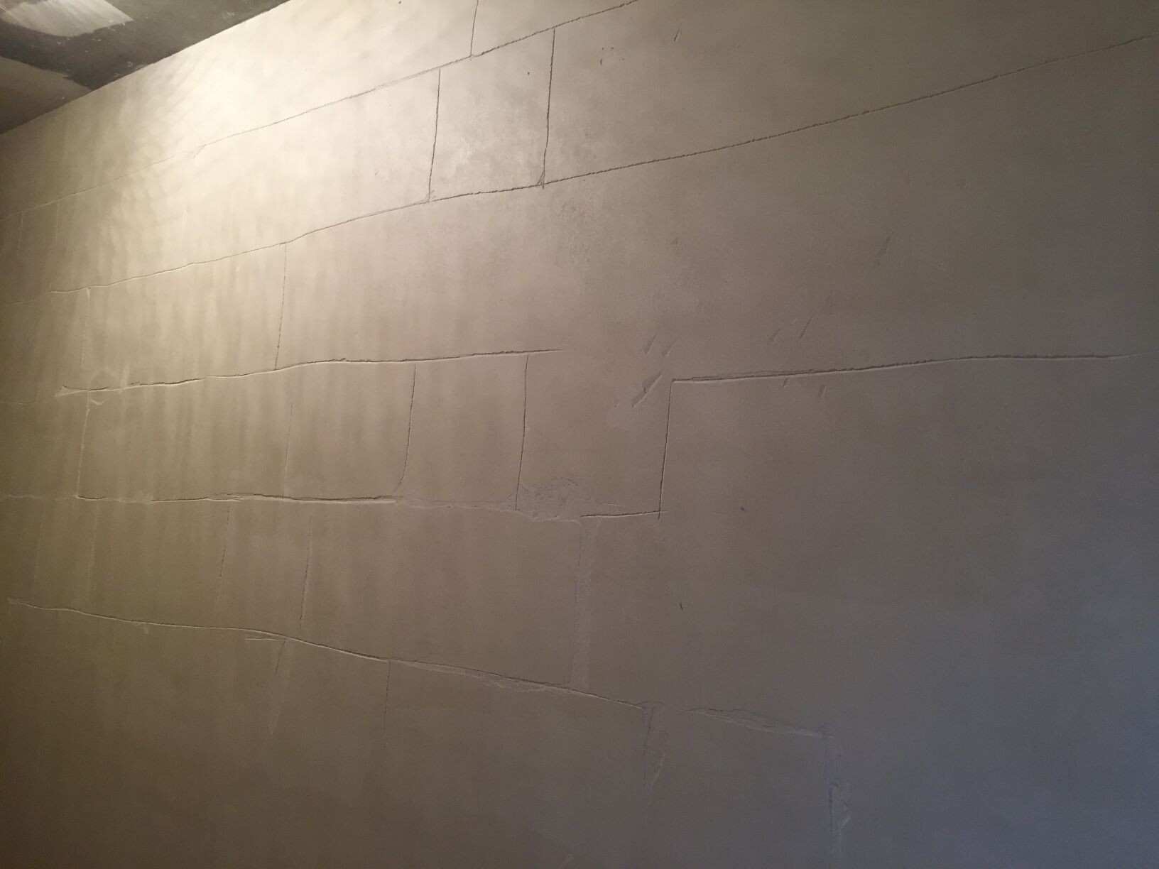 Rohbau-Wand aus Beton mit sichtbaren Fugen im Baubereich