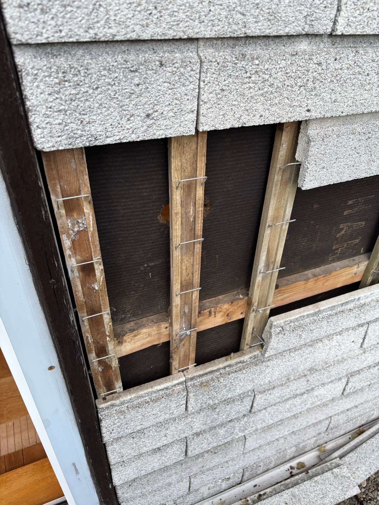 Außenwand mit freigelegtem Holzrahmen, Dämmung und Rohbauunterkonstruktion sichtbar