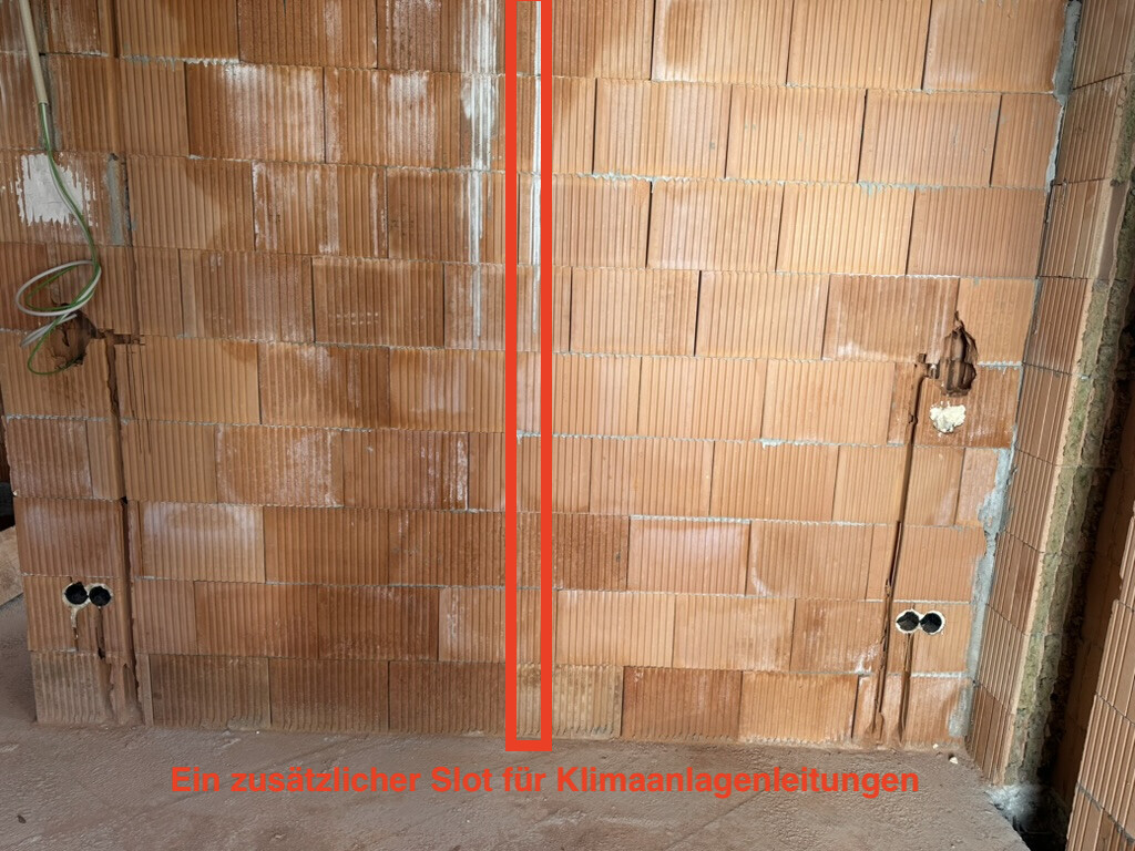 Vertikale Aussparung in einer Ziegelwand als Slot für Klimaanlagenleitungen, markiert.