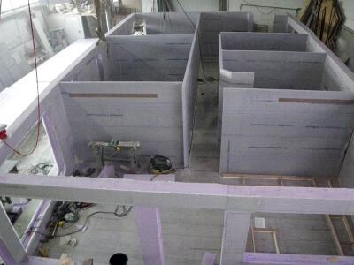 Baustelle mit grauen Innenwänden aus Leichtbeton, Rohbau mit offenen Räumen
