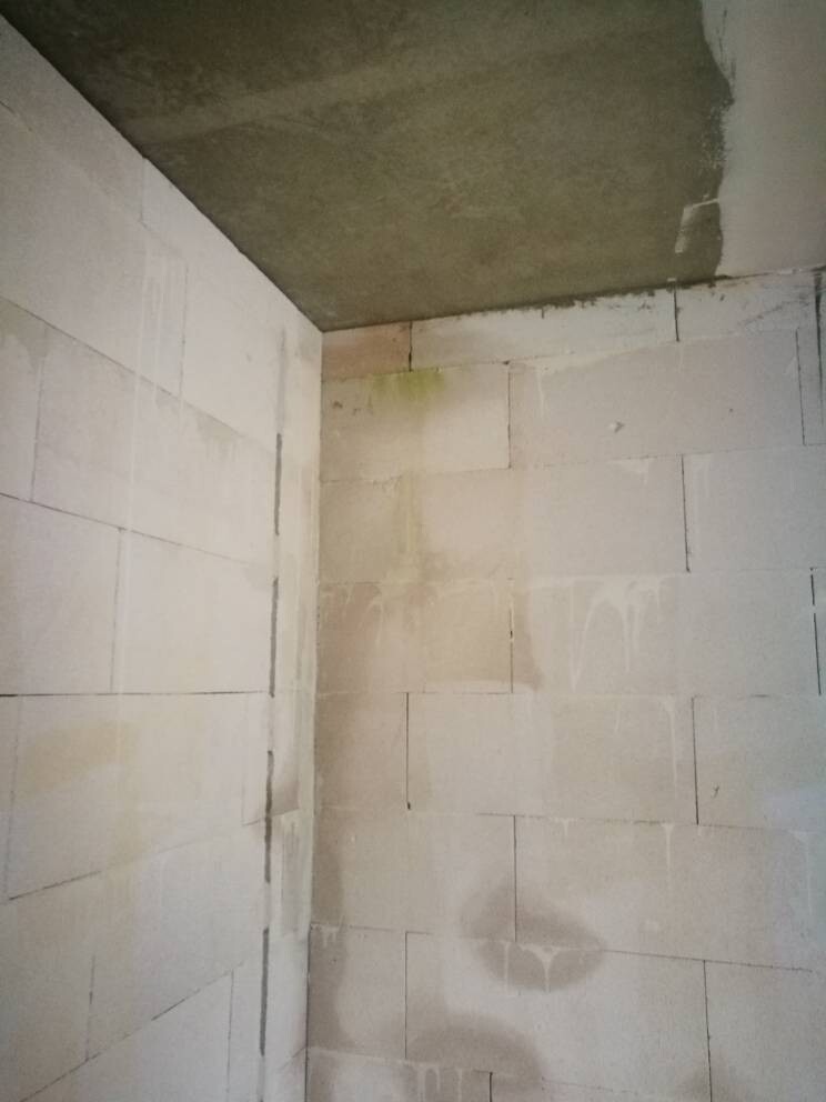 Innenbereich Rohbau: unbehandelte Betonblock-Wandkonstruktion in einer Ecke