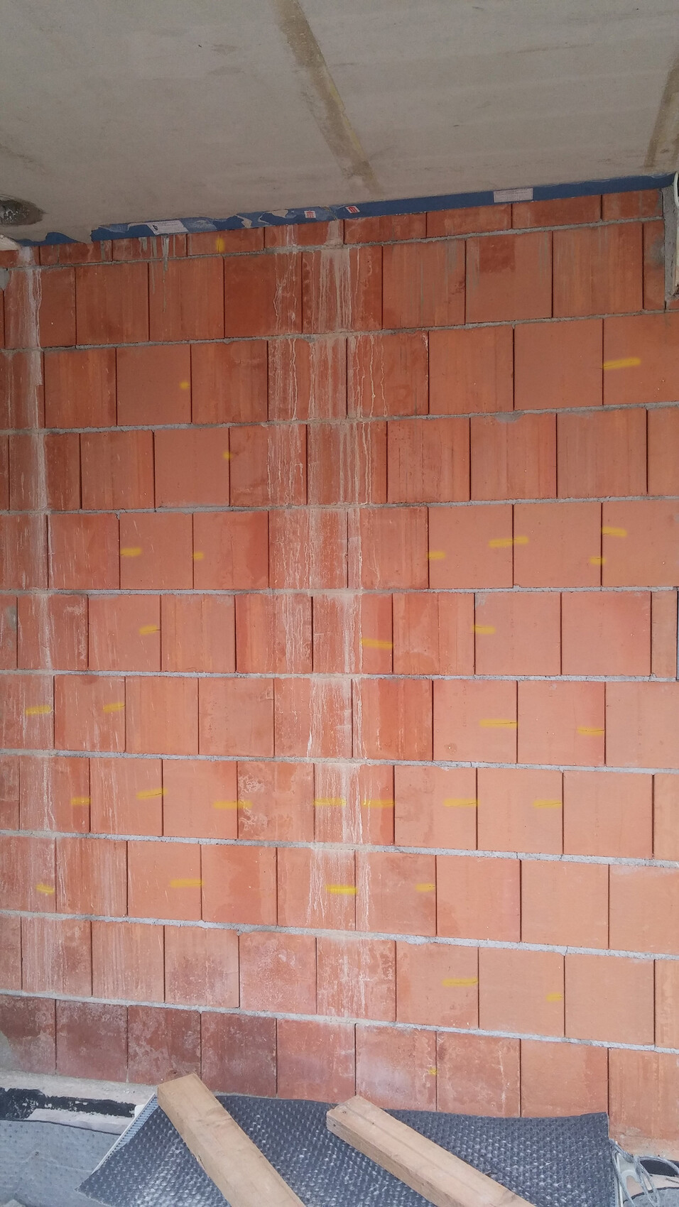 Rote Ziegelwand im Rohbau Innenraum