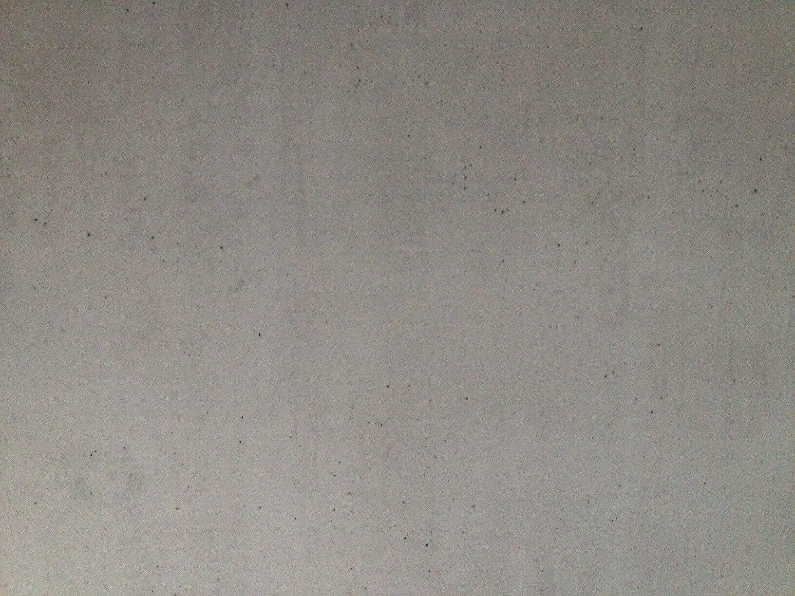 Unebene Betonwandoberfläche im Rohbau, unbehandelter Sichtbeton.