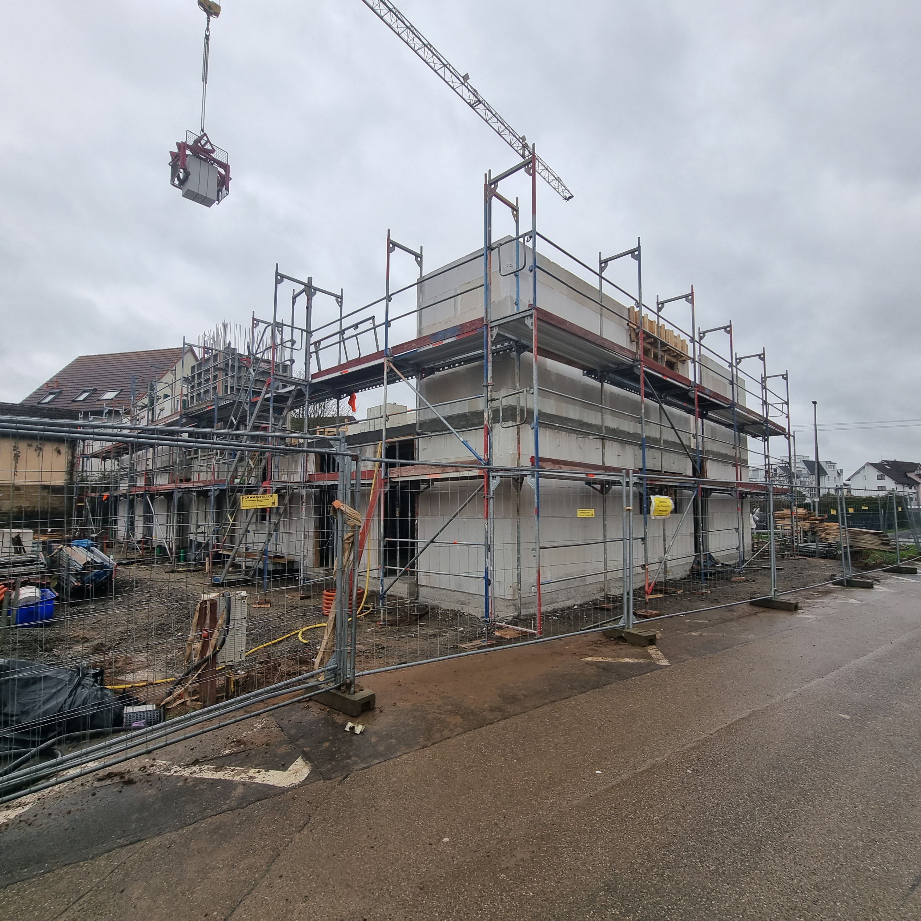 roher-rohbau-baustelle-mit-geruesten-und-kran.jpg