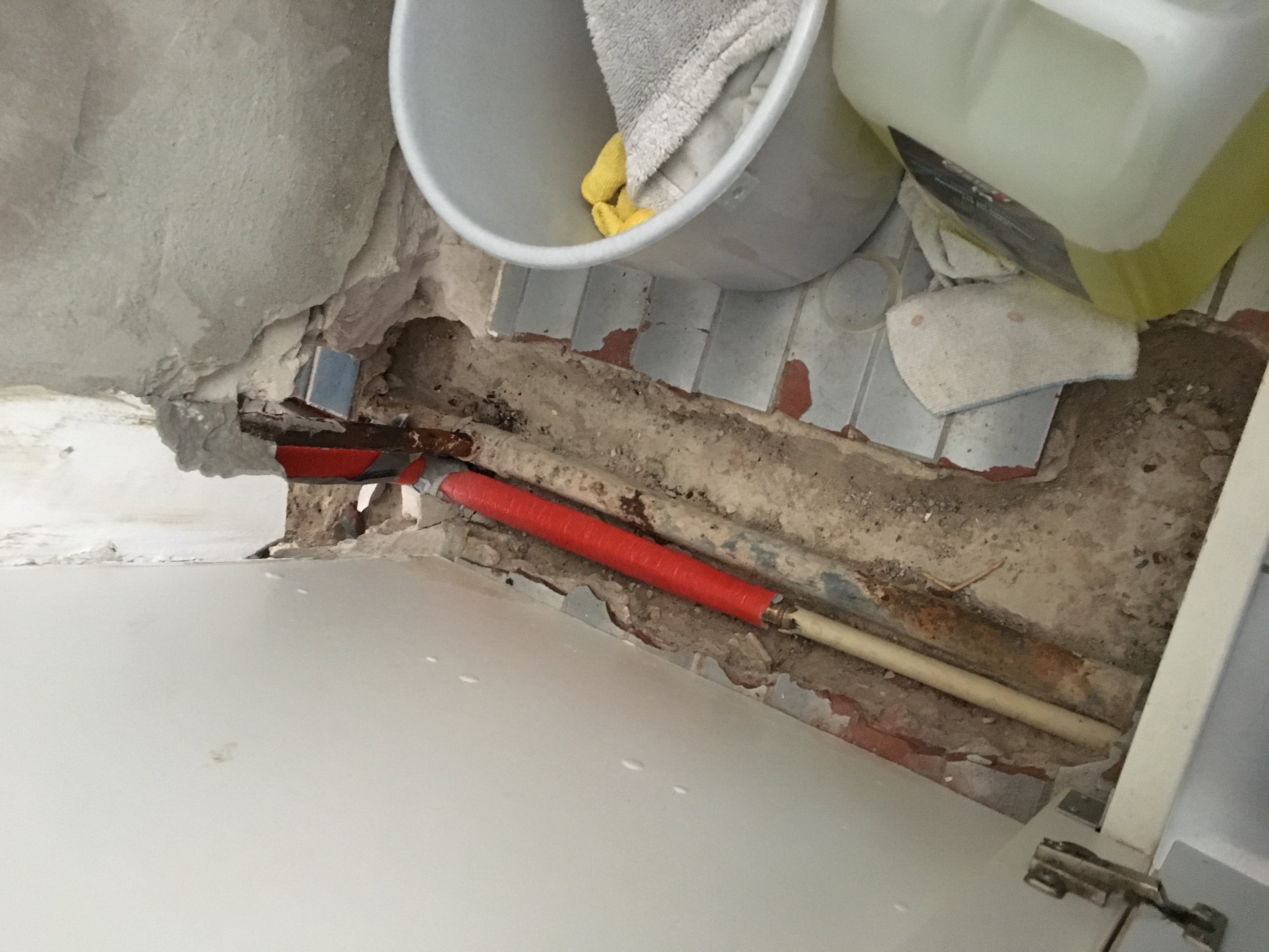 rohrinstallation-fehlerhaft-offene-rohrleitung-273229-3.jpg